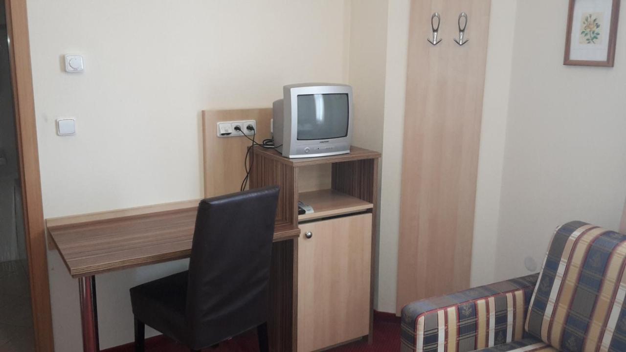 Corner Hotel U Divadla*** - Зноймо Екстер'єр фото