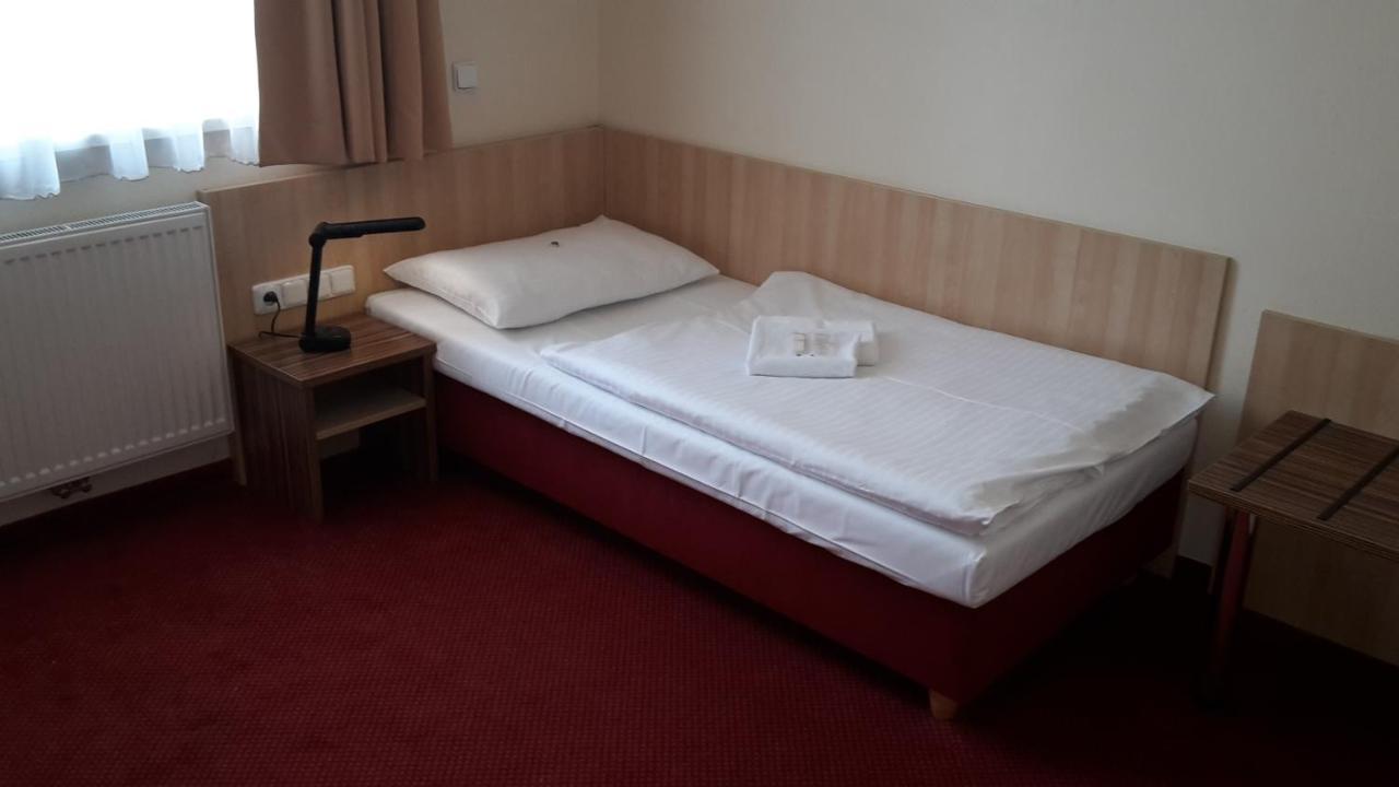 Corner Hotel U Divadla*** - Зноймо Екстер'єр фото