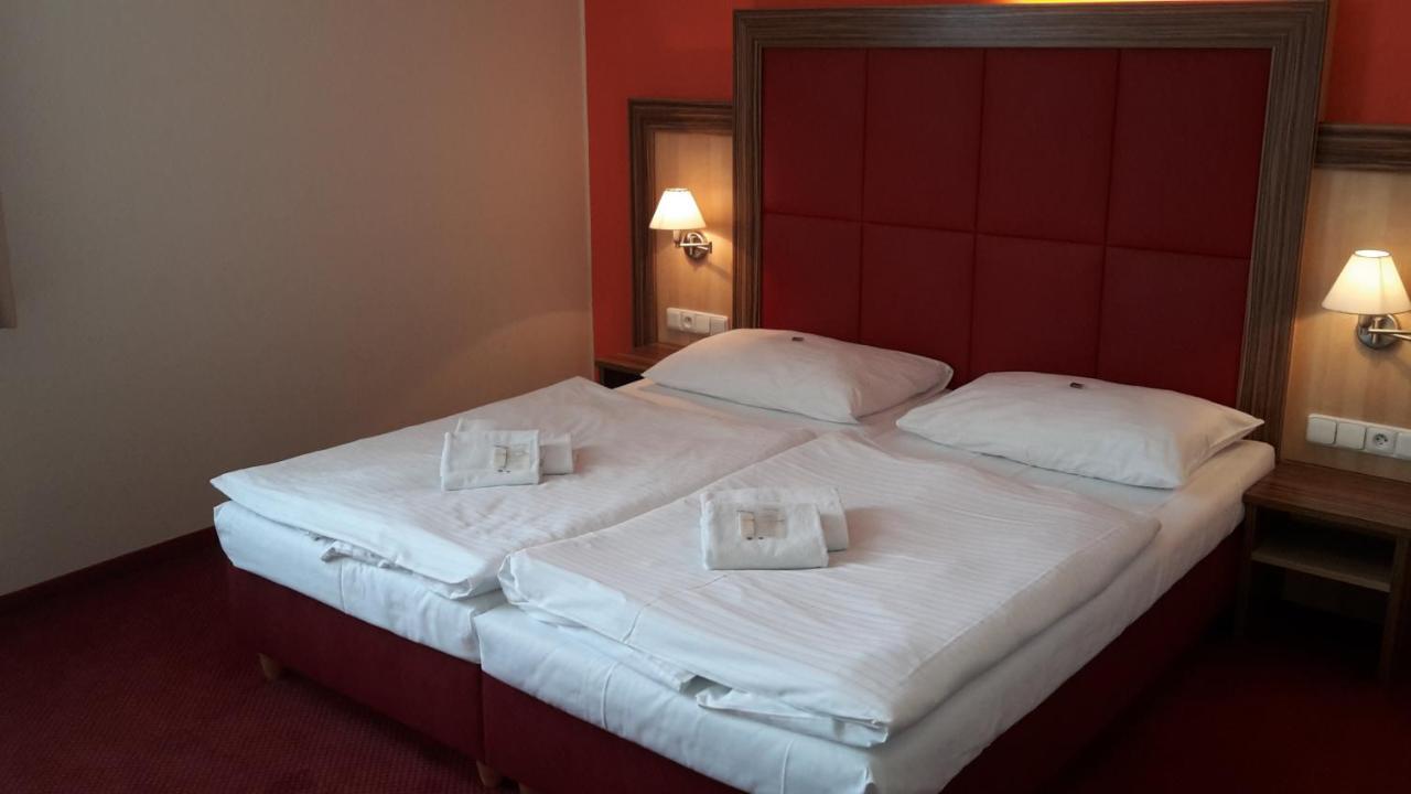 Corner Hotel U Divadla*** - Зноймо Екстер'єр фото