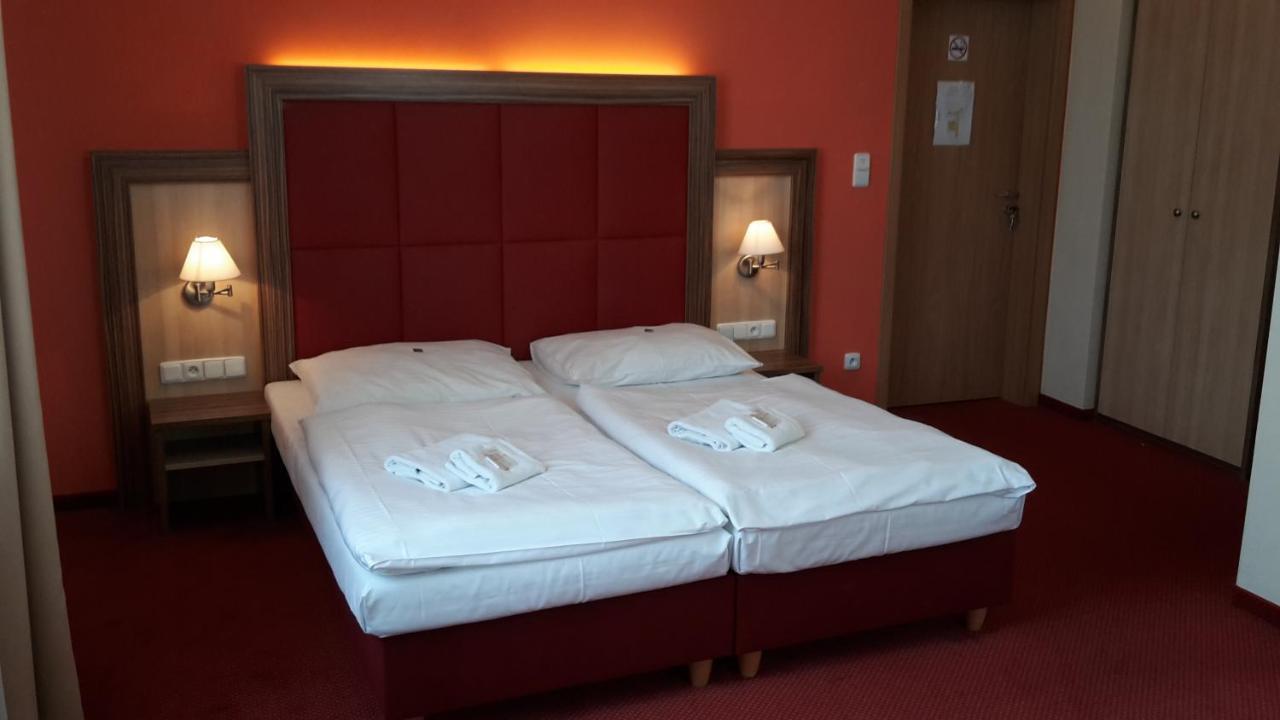 Corner Hotel U Divadla*** - Зноймо Екстер'єр фото