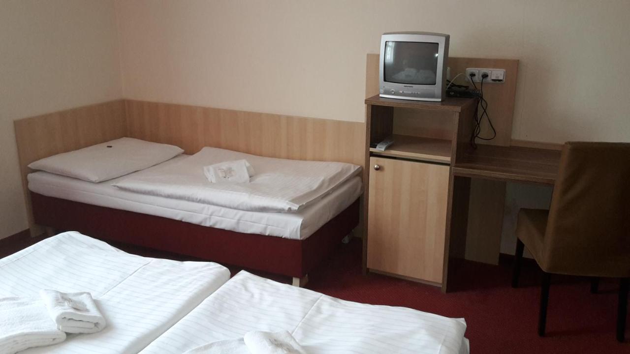 Corner Hotel U Divadla*** - Зноймо Екстер'єр фото