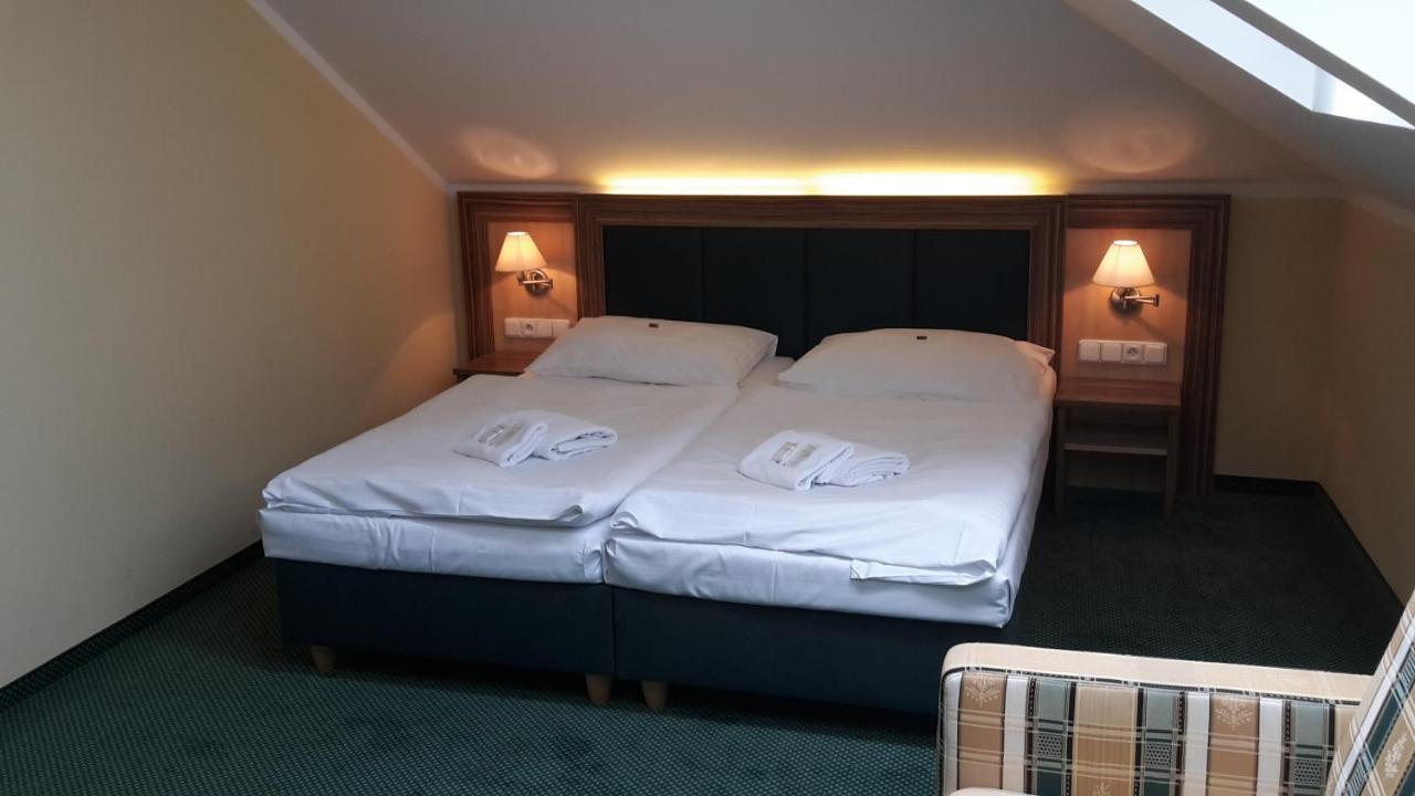 Corner Hotel U Divadla*** - Зноймо Екстер'єр фото