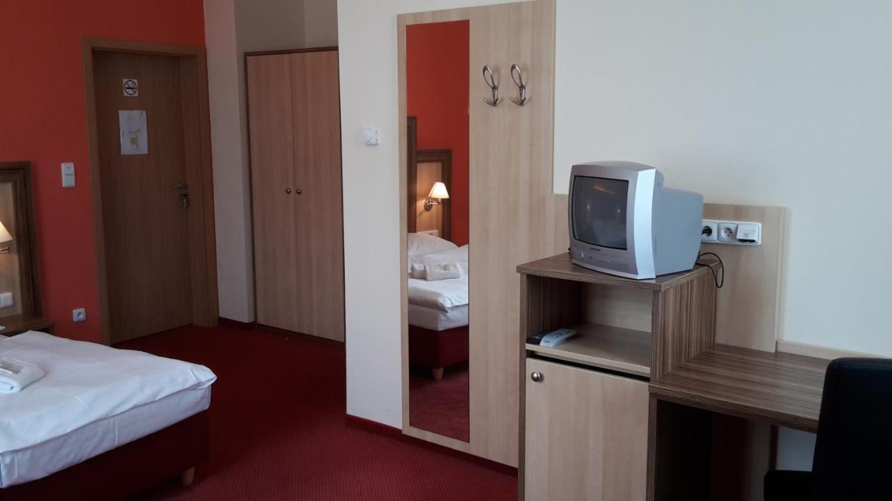 Corner Hotel U Divadla*** - Зноймо Екстер'єр фото