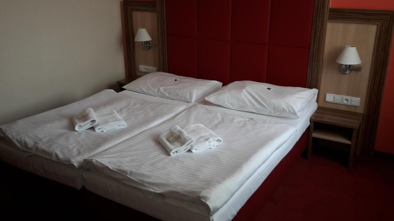 Corner Hotel U Divadla*** - Зноймо Екстер'єр фото