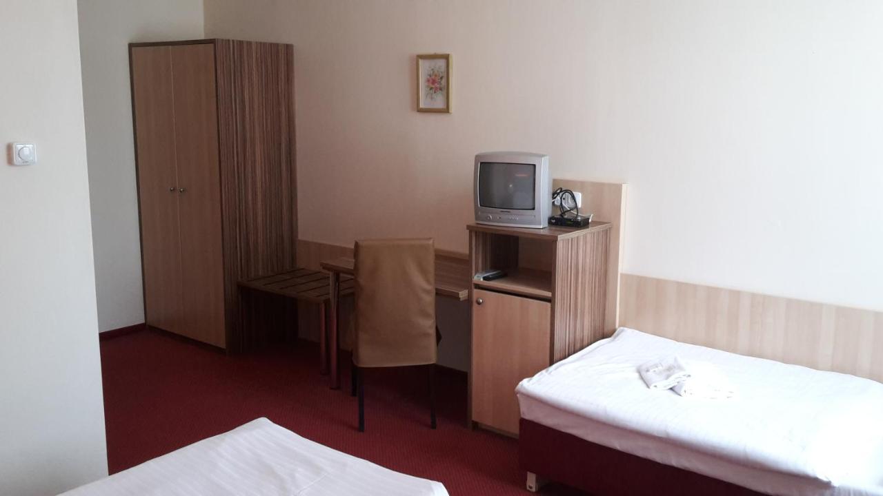 Corner Hotel U Divadla*** - Зноймо Екстер'єр фото