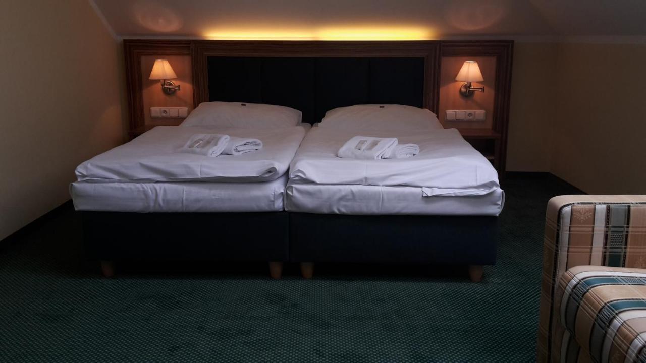 Corner Hotel U Divadla*** - Зноймо Екстер'єр фото