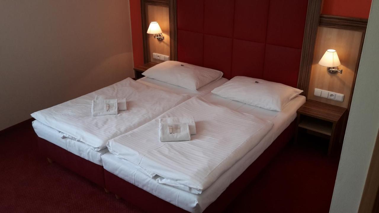 Corner Hotel U Divadla*** - Зноймо Екстер'єр фото