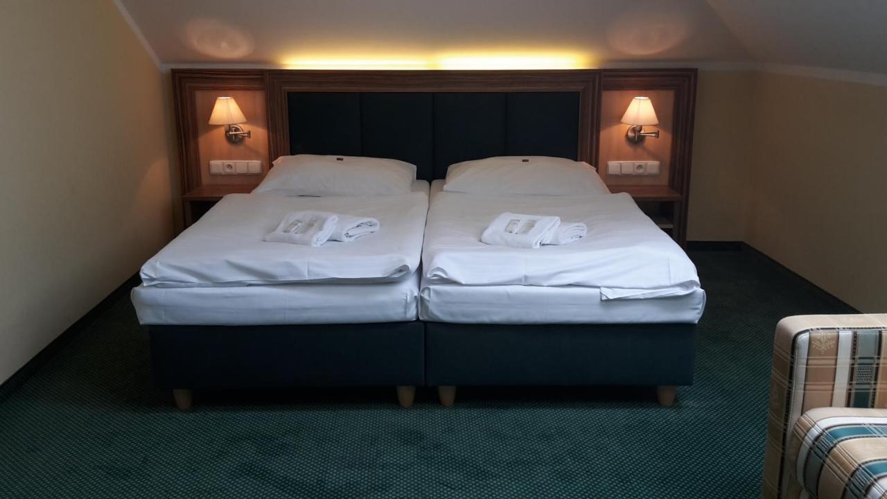 Corner Hotel U Divadla*** - Зноймо Екстер'єр фото