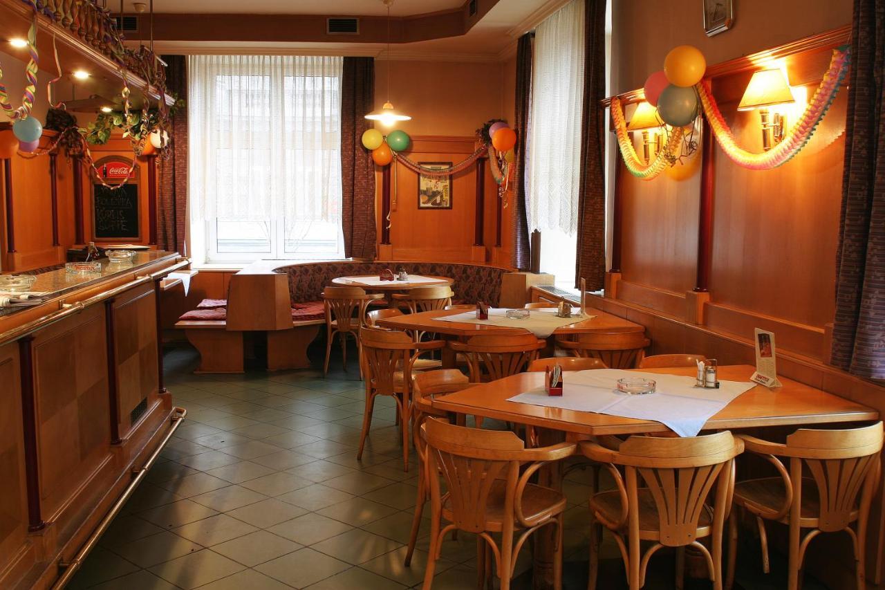 Corner Hotel U Divadla*** - Зноймо Екстер'єр фото